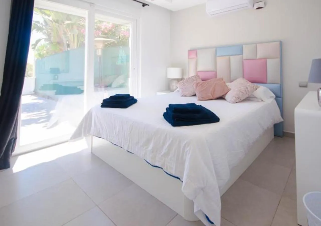 Villa De La Popa - Beachfront Estepona