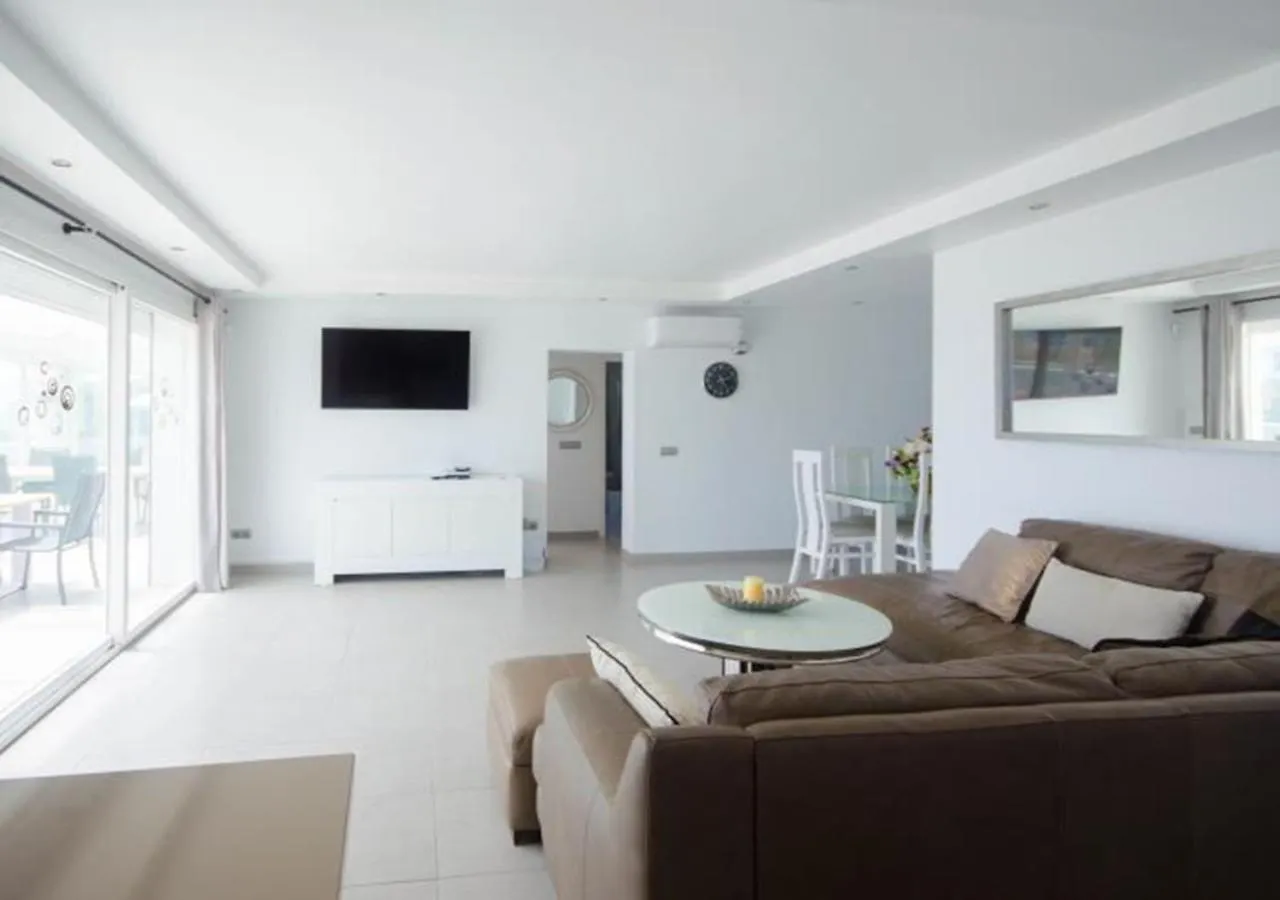 Villa De La Popa - Beachfront Estepona Spain