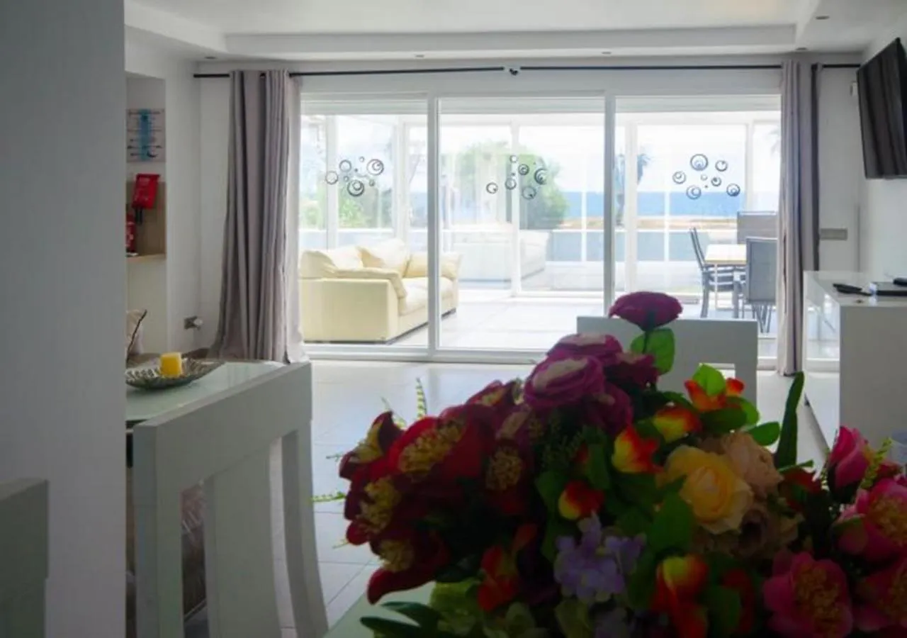 Villa De La Popa - Beachfront Estepona