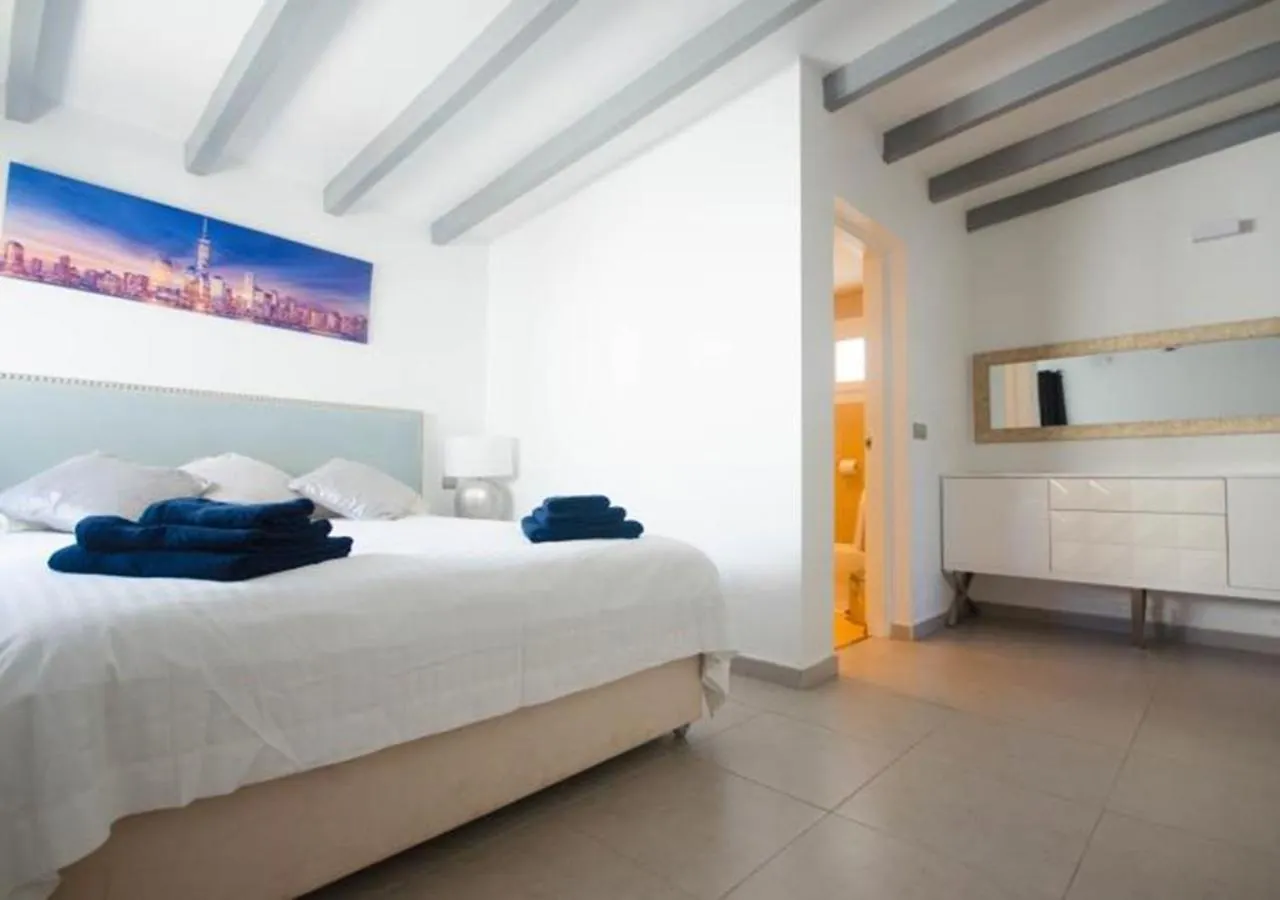Villa De La Popa - Beachfront Estepona