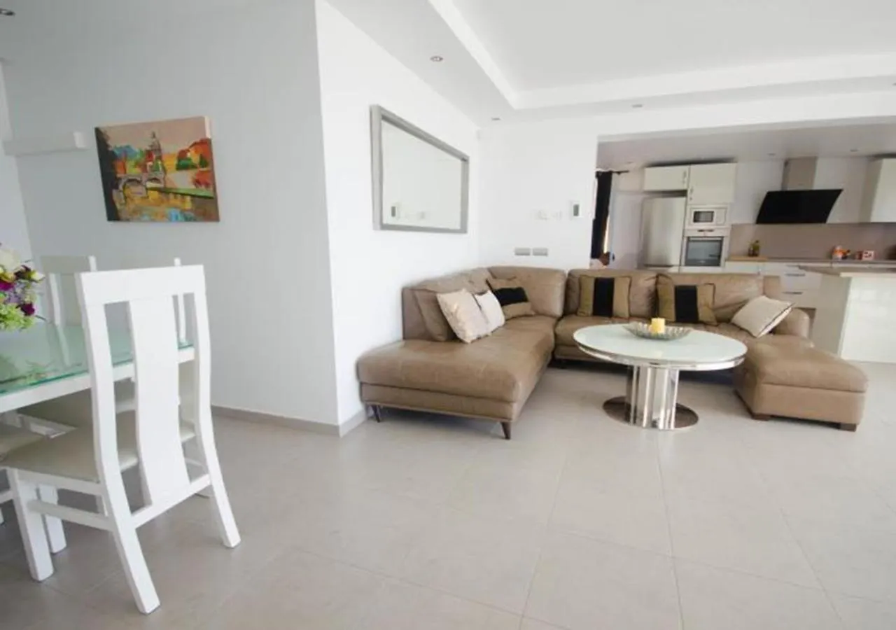 Villa De La Popa - Beachfront Estepona
