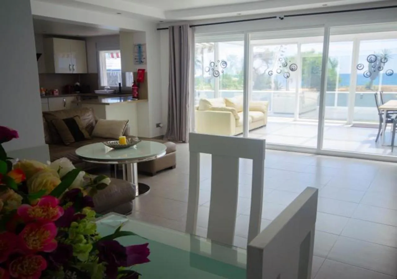 Villa De La Popa - Beachfront Estepona