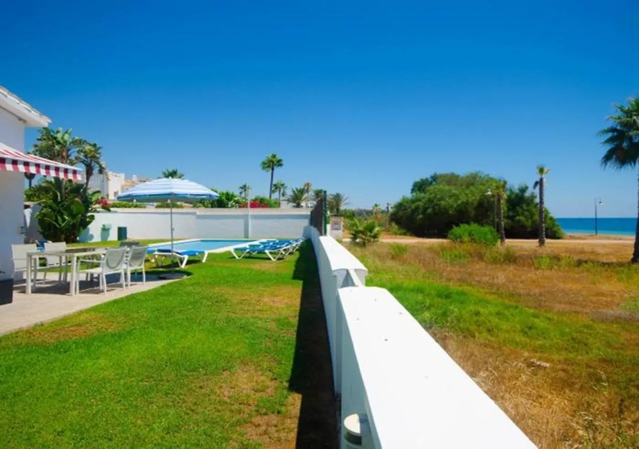 Villa De La Popa - Beachfront Estepona
