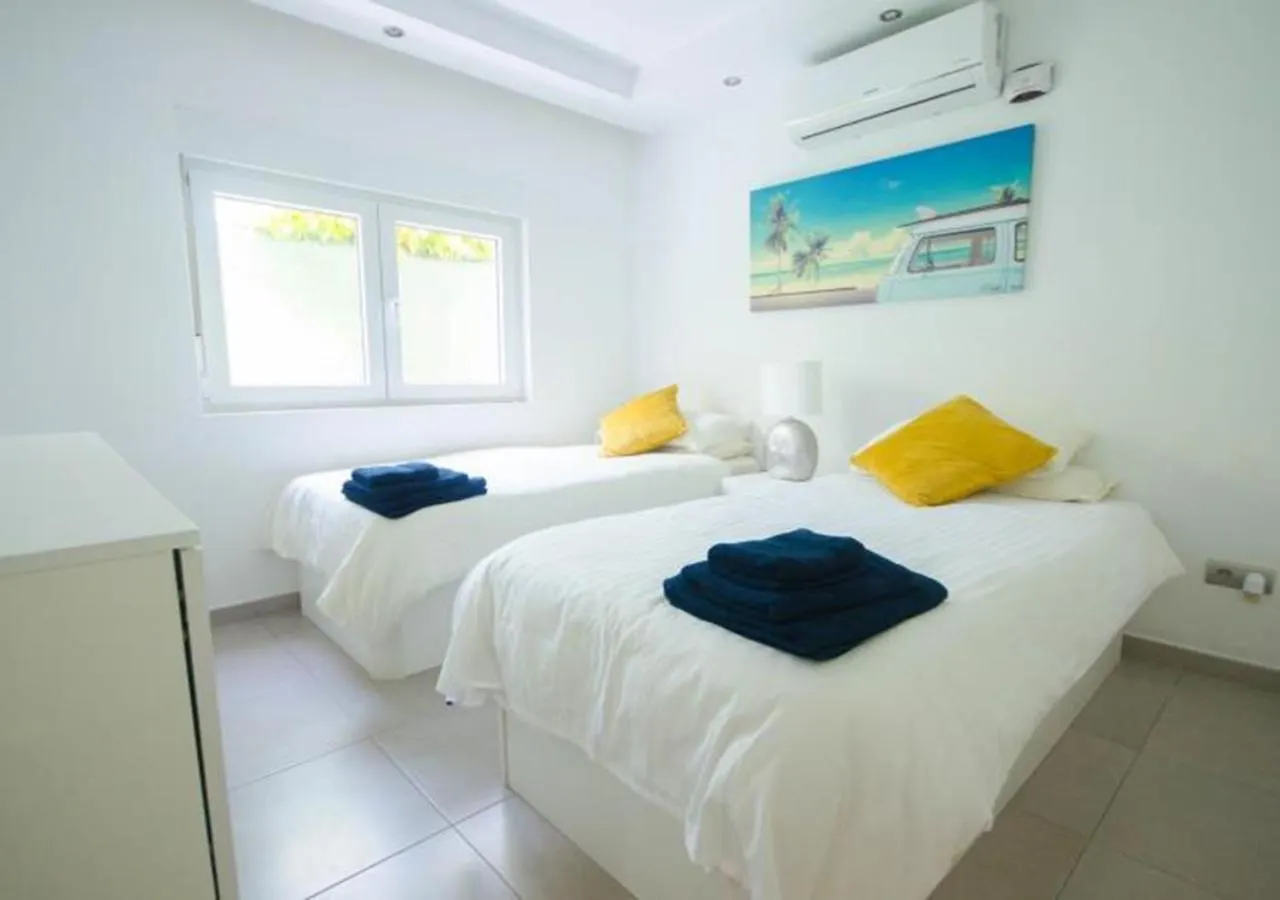 Villa De La Popa - Beachfront Estepona