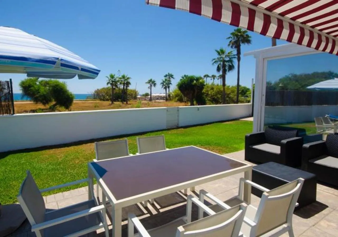 Villa De La Popa - Beachfront Estepona